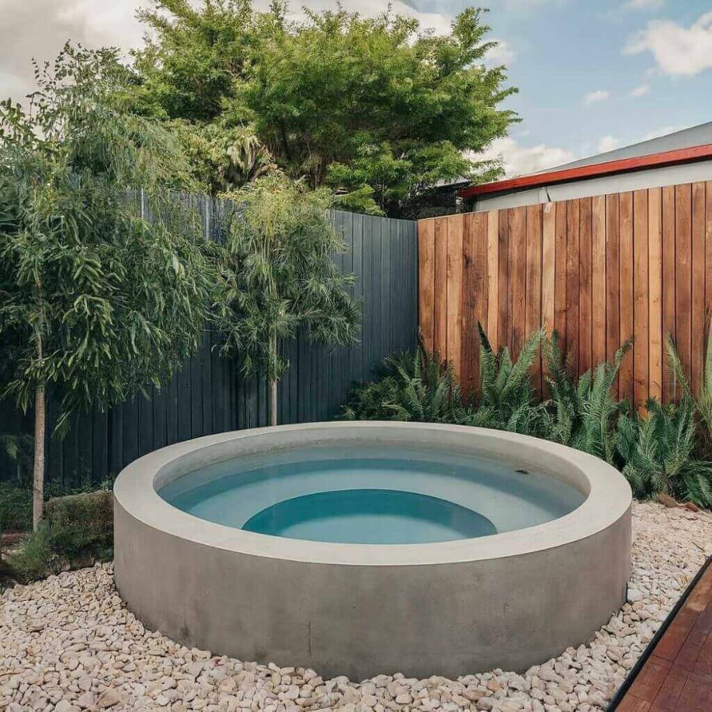 Round plunge pool